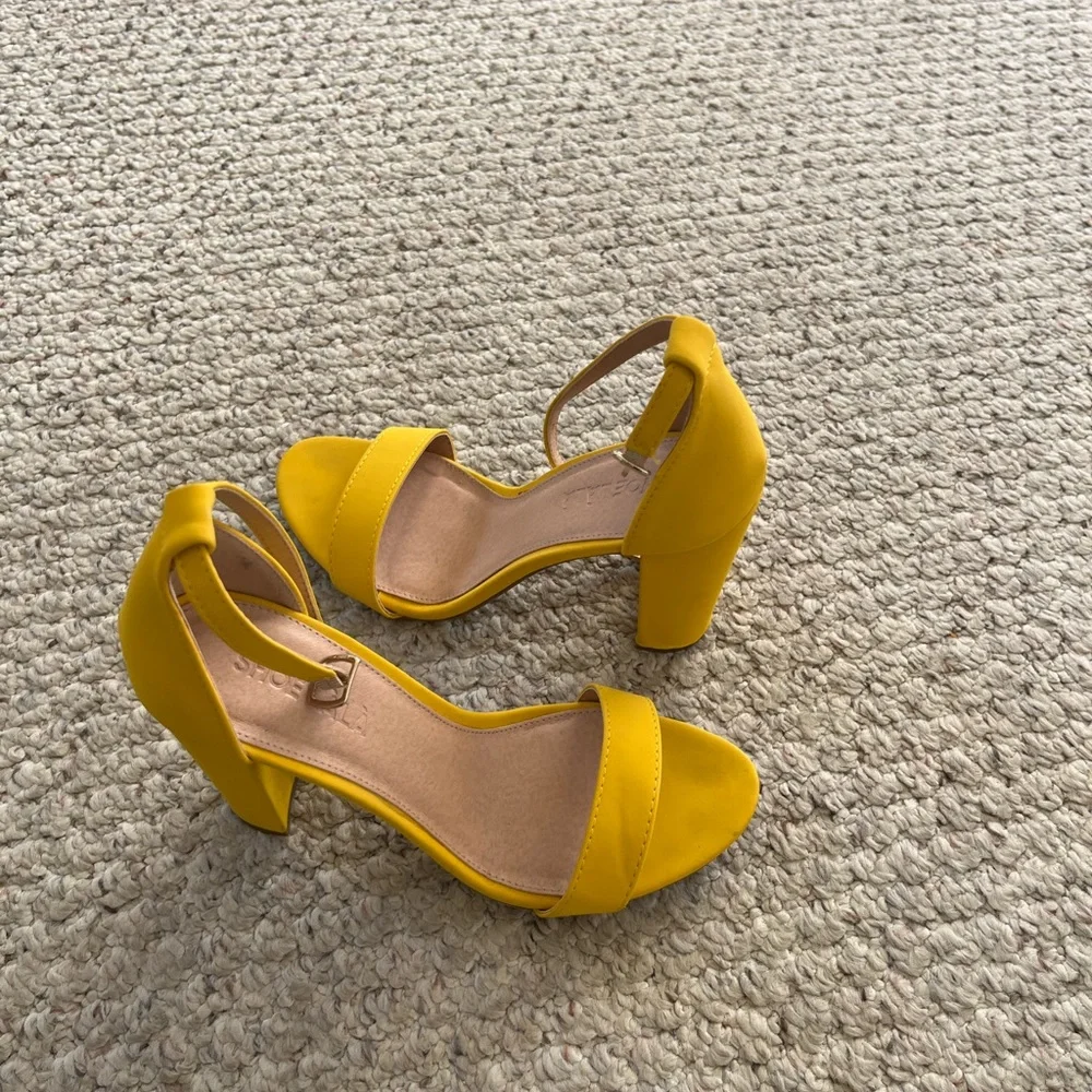 Yellow pumps - Picture 3 of 8